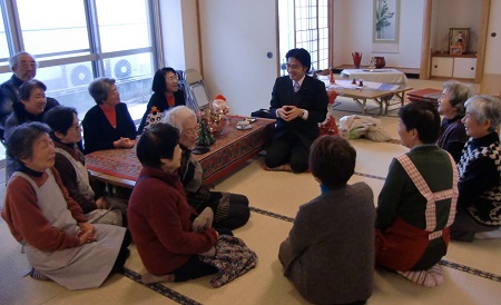 花見東2区の皆さんが開いている喫茶「木よう館」へ。即席の対話集会になりました。