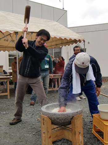 さまざまな地域、交通安全協会の皆さんが主催する「もちつき」に参加。