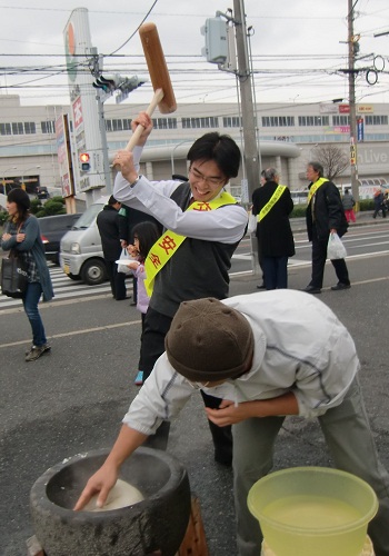 さまざまな地域、交通安全協会の皆さんが主催する「もちつき」に参加。